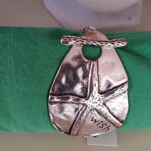 Western style bracelet in silver tone